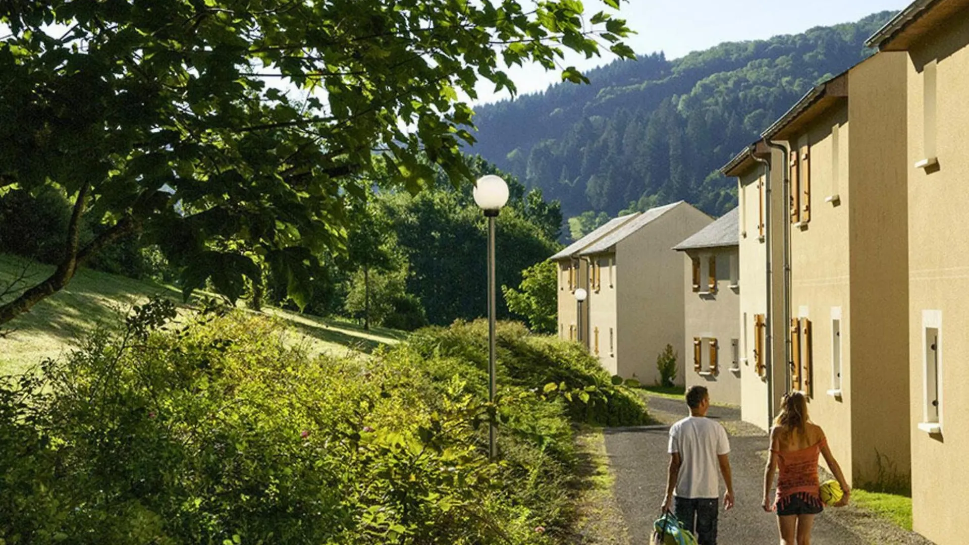 La Maison Bleue, Village Vacances, Piscine, Parking Saint-Geniez-dʼOlt 公寓