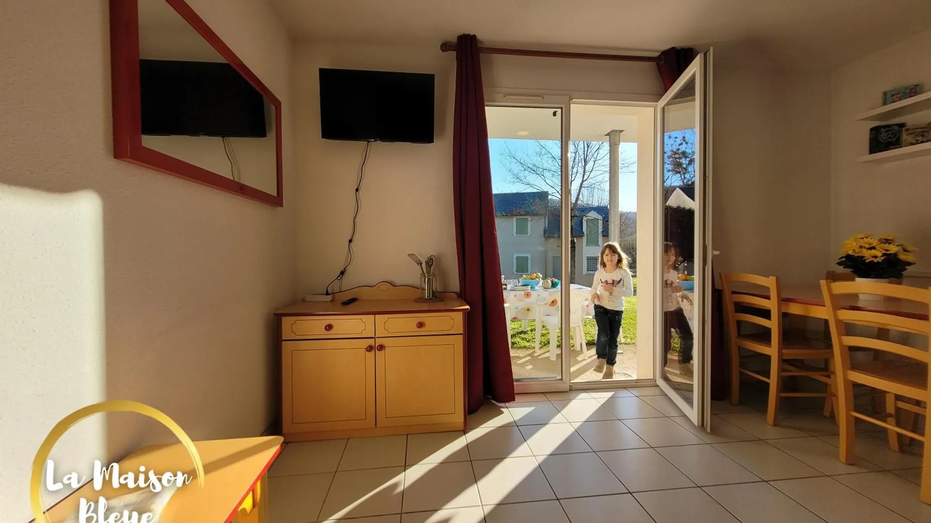 La Maison Bleue, Village Vacances, Piscine, Parking Saint-Geniez-dʼOlt 0*,  法国
