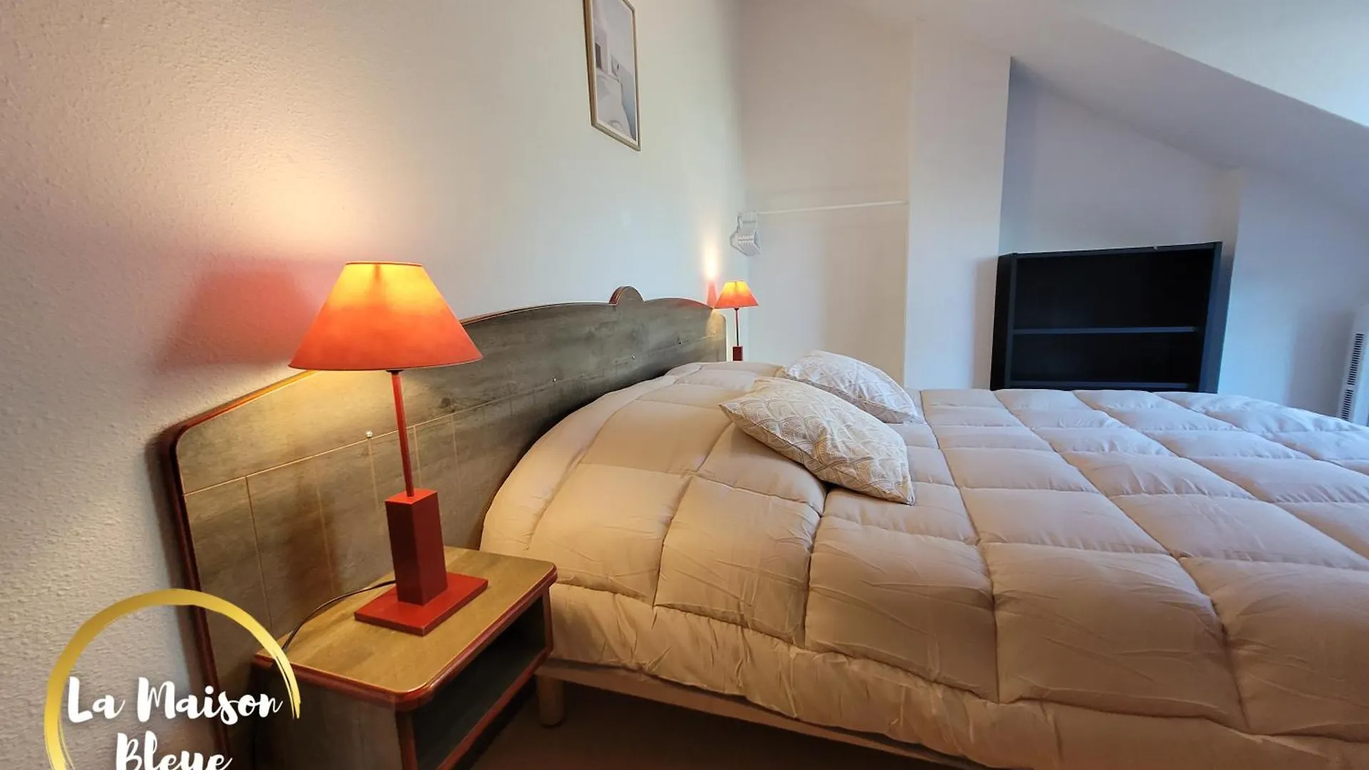 La Maison Bleue, Village Vacances, Piscine, Parking Saint-Geniez-dʼOlt 0*,