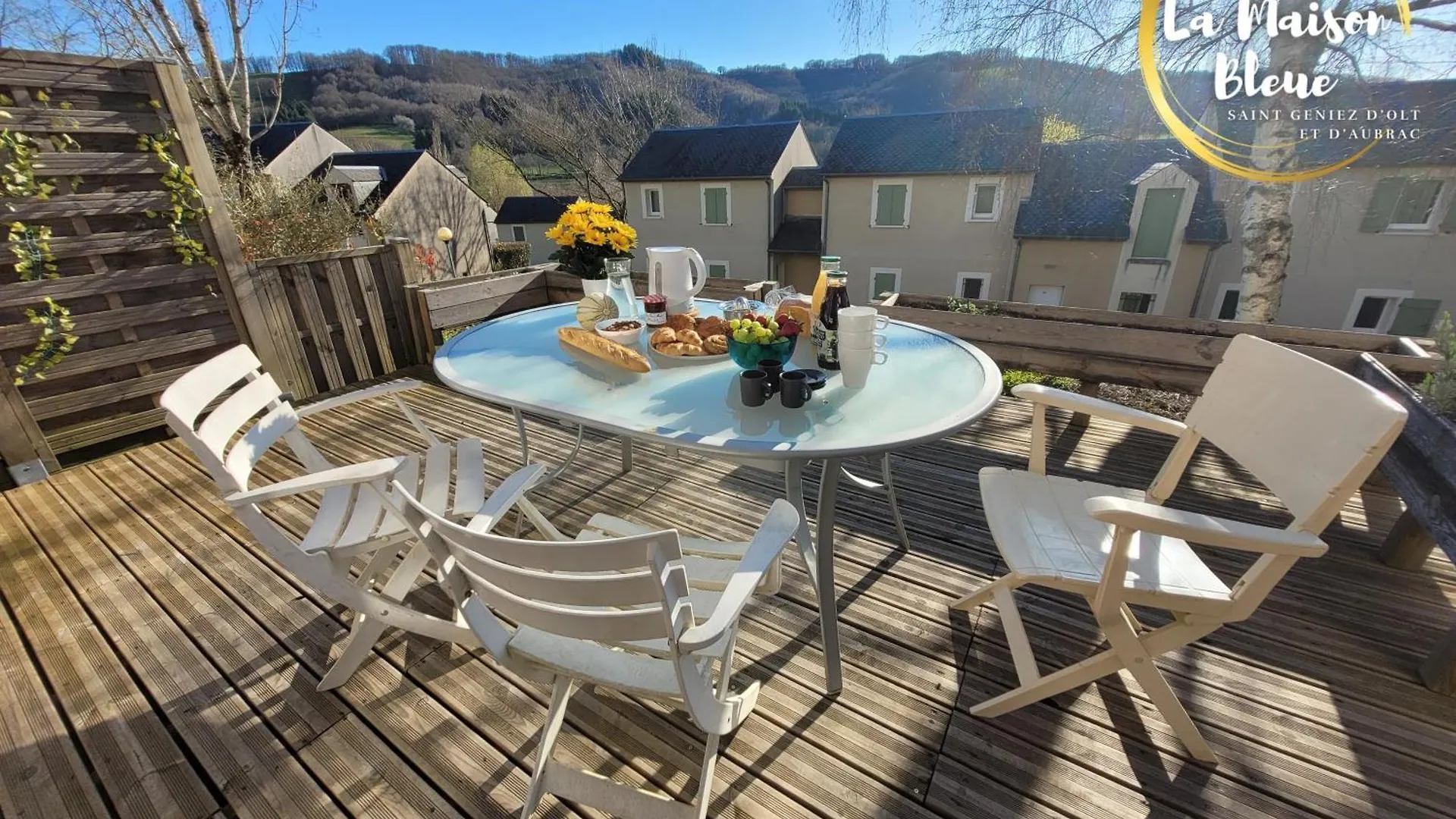 La Maison Bleue, Village Vacances, Piscine, Parking Saint-Geniez-dʼOlt 公寓