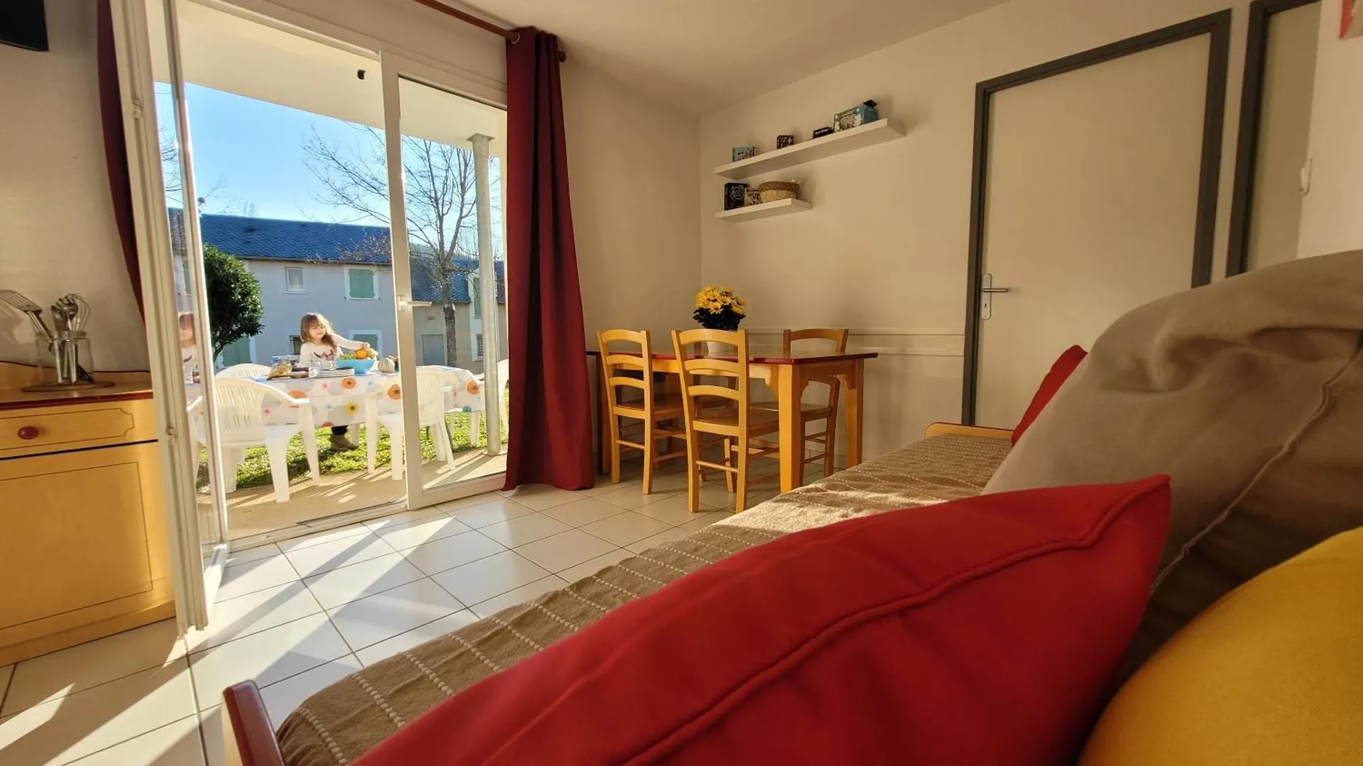 Tourisme vert, T2 avec piscines dans résidence Goelia Saint-Geniez-dʼOlt 0*,